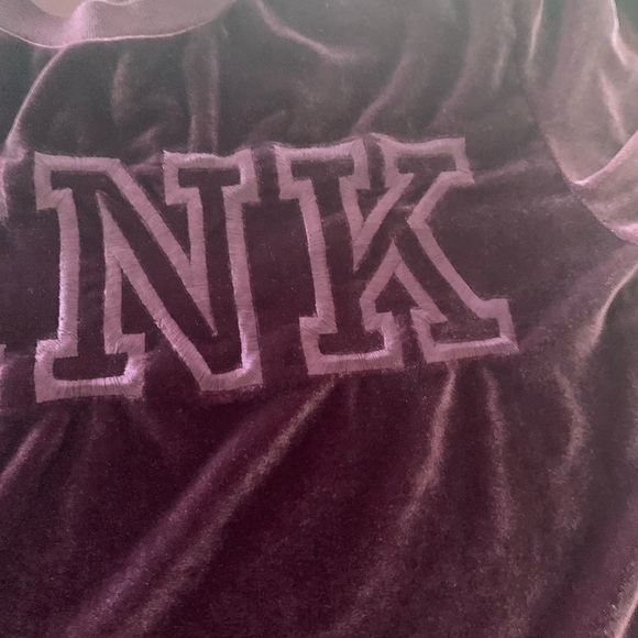 ๐คSOLD๐ค Pink Victoria Secret Velvet Purple Ladies Ling Sleeve Sweatshirt - Picture 2 of 8